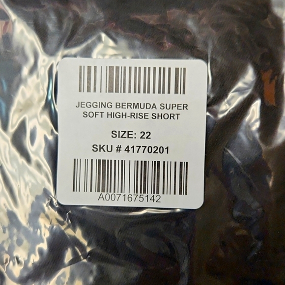 ❤️NWT VINTAGE TORRID BERMUDA JEGGING JEAN SHORTS -  SUPER SOFT STRETCH DENIM - Picture 10 of 14